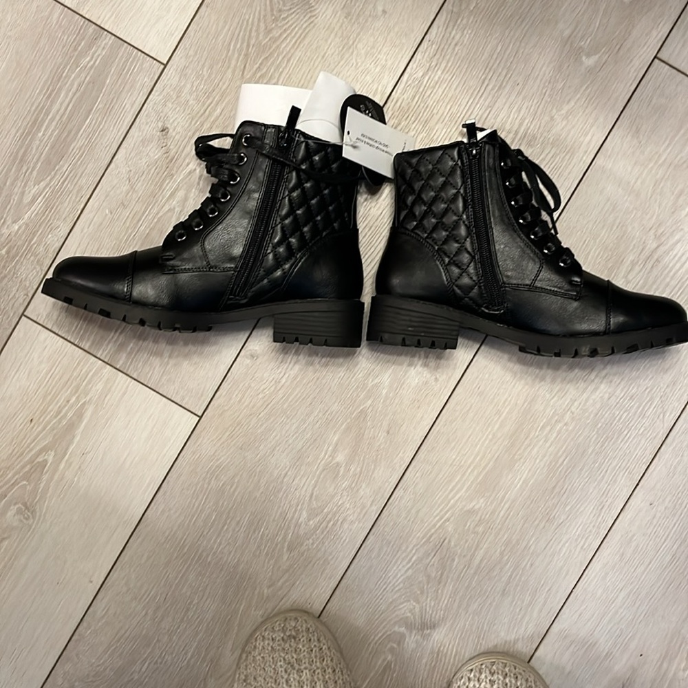 Cute patterned boots. - Picture 2 of 6